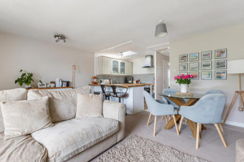 Lounge/Dining Area