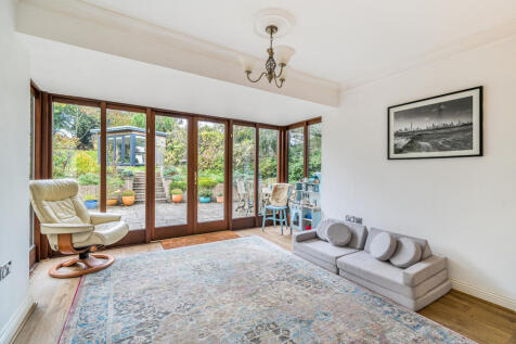 1373454-10-69023cf649070-ARW-1