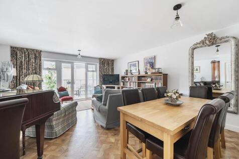 Sitting/Dining room