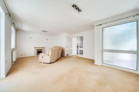 Sitting / dining room