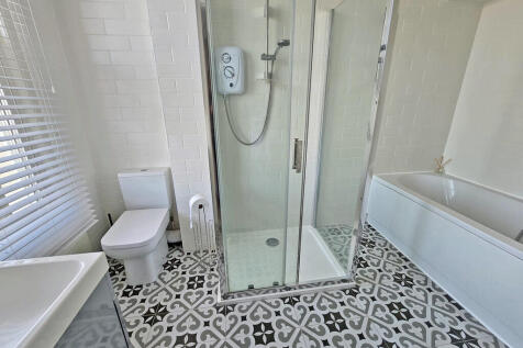 En-suite shower r...