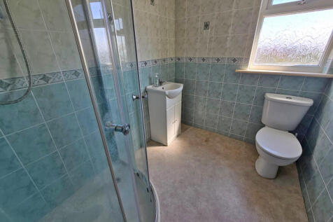 Second bathroom (...