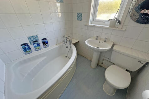 Second bathroom (...