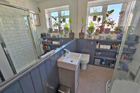 Ground floor bath...