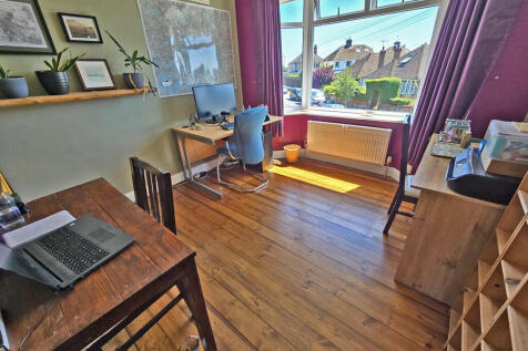 Second bedroom (4...