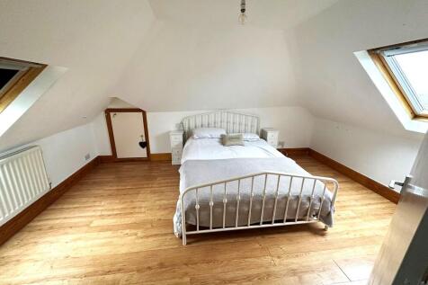 Fourth bedroom (4...