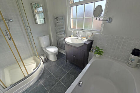 BATHROOM 2