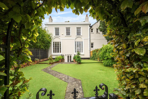 Arch To The House