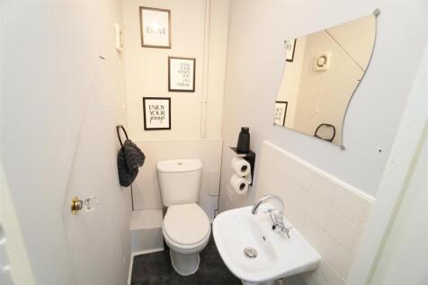 downstairs wc.jpg