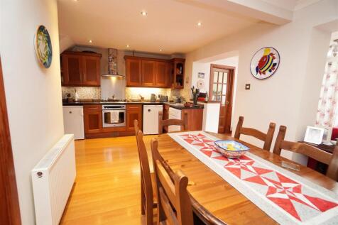 kitchen-dining1.jpg