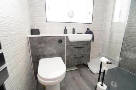 upstairs bathroom.jpg