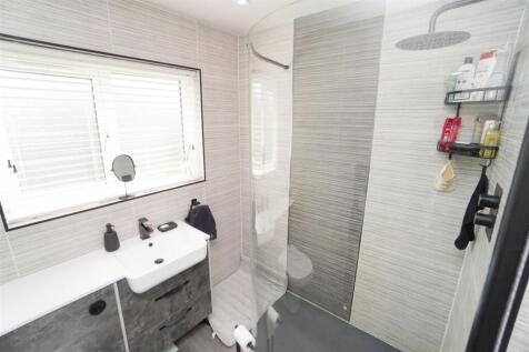 upstairs bathroom1.jpg