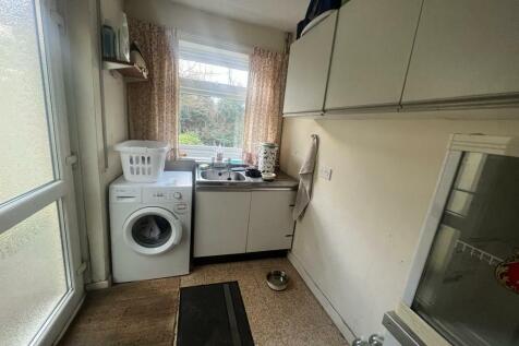 L SHAPED UTILITY ROOM