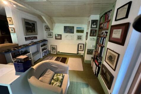 BEDROOM/ LIBRARY