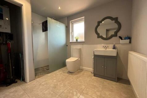 EN-SUITE SHOWER ROOM