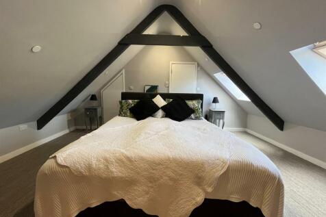 SPACIOUS OPEN PLAN MEZZANINE BEDROOM