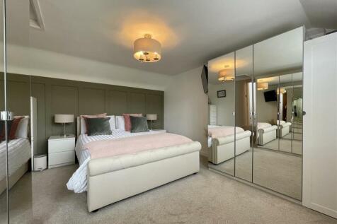 Master Bedroom (Front)