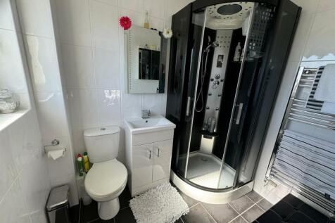 ENSUITE SHOWER ROOM
