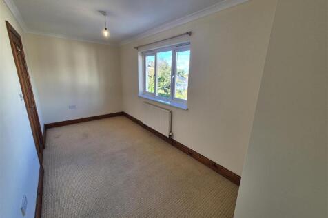 BEDROOM 1/ YSTAFELL WELY 1