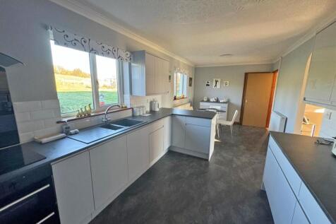MODERN KITCHEN AREA