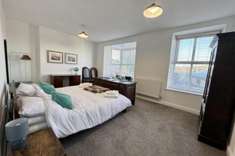 MASTER BEDROOM 2 (or secondary lounge)