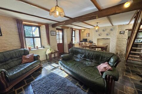 LIVING/ DINING ROOM