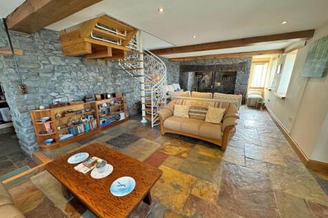 SPACIOUS OPEN PLAN LIVING ROOM