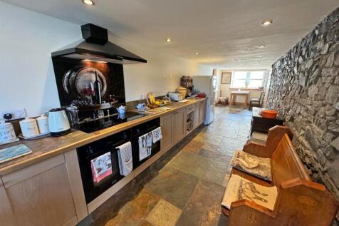 KITCHEN/ DINING ROOM