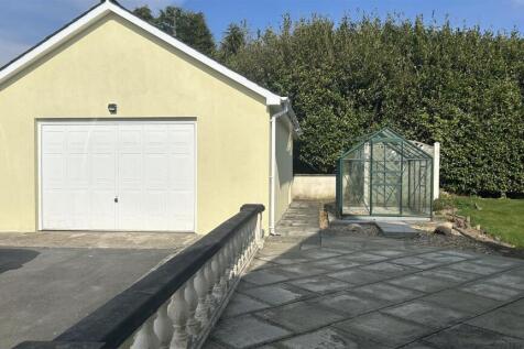 LARGE DOUBLE GARAGE/ WORKSHOP