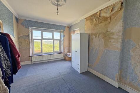 FRONT BEDROOM 2