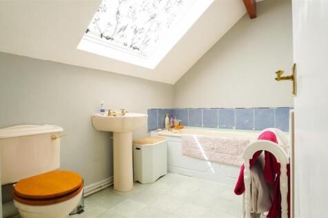 EN SUITE BATHROOM