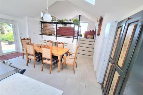 KITCHEN /DINING ROOM