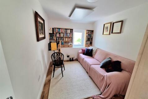 BEDROOM / SITTING ROOM