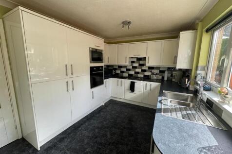 KITCHEN/ DINING ROOM