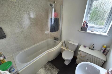 UPSTAIRS BATHROOM