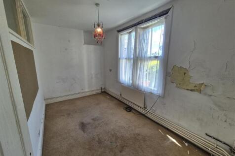 REAR LIVING ROOM