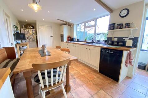 kitchen pic 2.jpg