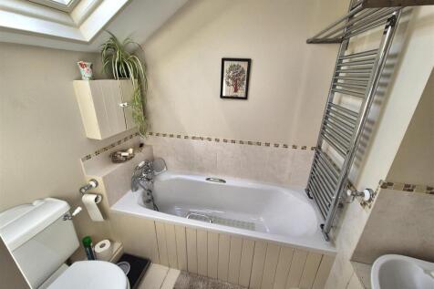 EN SUITE BATHROOM