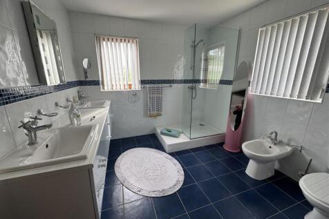 EN-SUITE SHOWER ROOM 1
