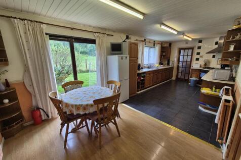 OPEN PLAN KITCHEN AND DINING AREA