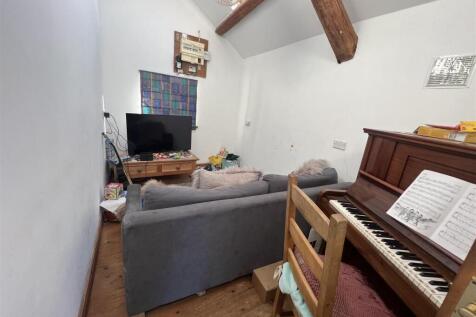 SITTING ROOM/ BEDROOM 3