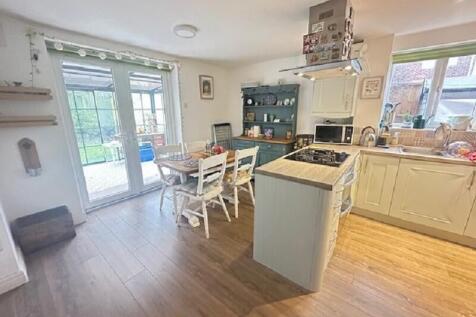 Kitchen / Dining Area