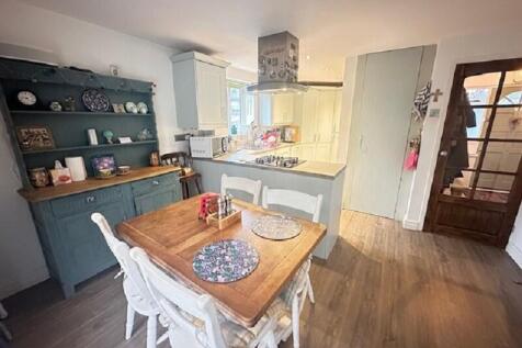 Kitchen / Dining Area