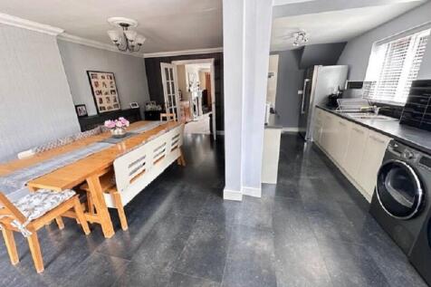 Kitchen / Dining Area