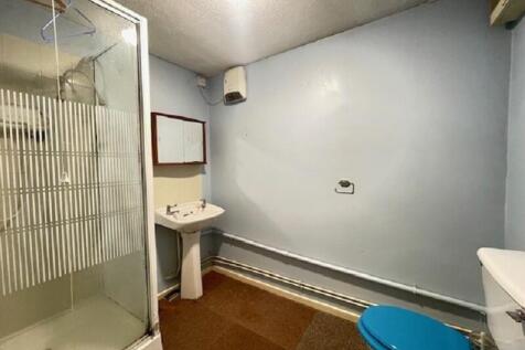 D/S Bathroom