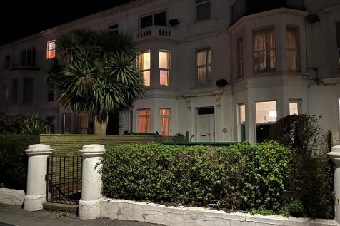 Front hedge and entrance 