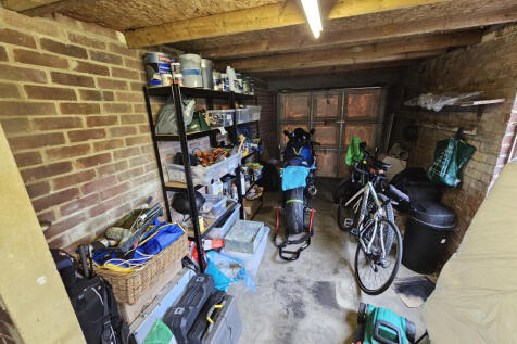 Spacious garage/workshop 