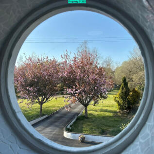 Principal en-suite window