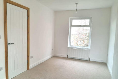 Master Bedroom to the Front