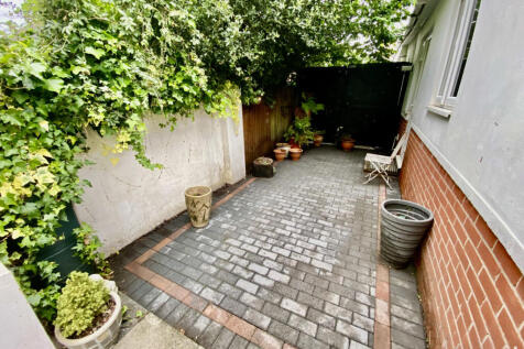 Side shady garden / acccess to utility room